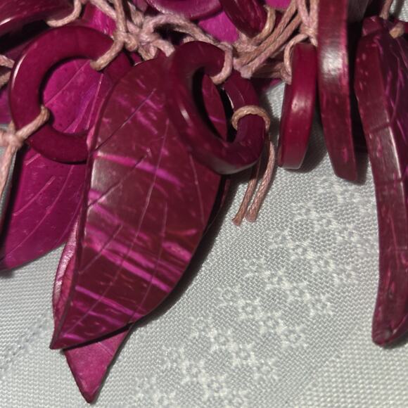 Fuchsia Pink Leaves Statement Necklace Carved Wood Or Plastic Hawaiian 20" BOHO - Picture 7 of 9